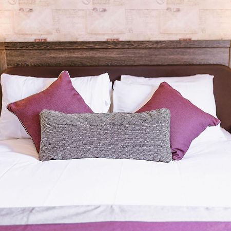The Bull Hotel Стоуни Стратфорд Экстерьер фото