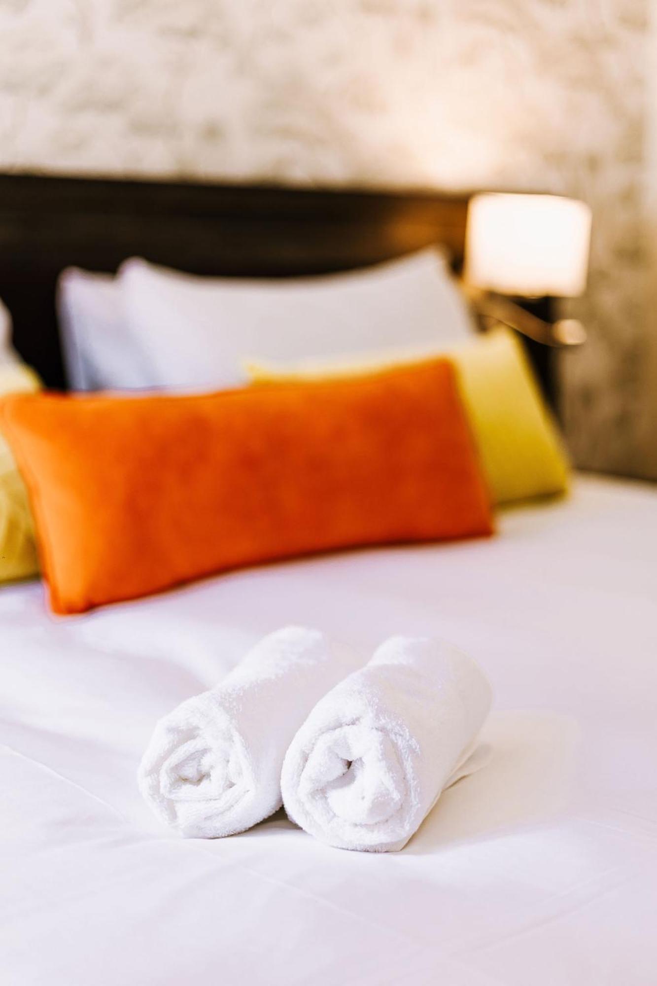 The Bull Hotel Стоуни Стратфорд Экстерьер фото
