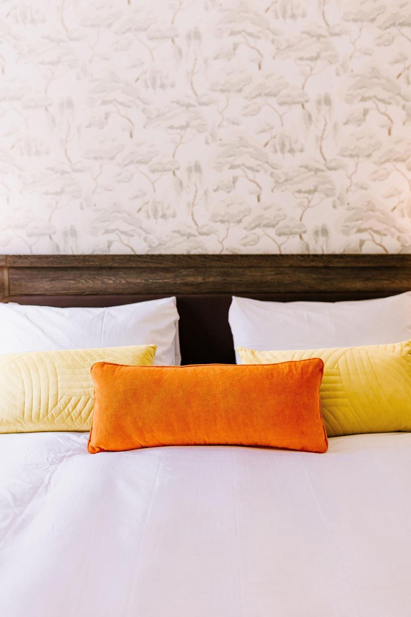 The Bull Hotel Стоуни Стратфорд Экстерьер фото